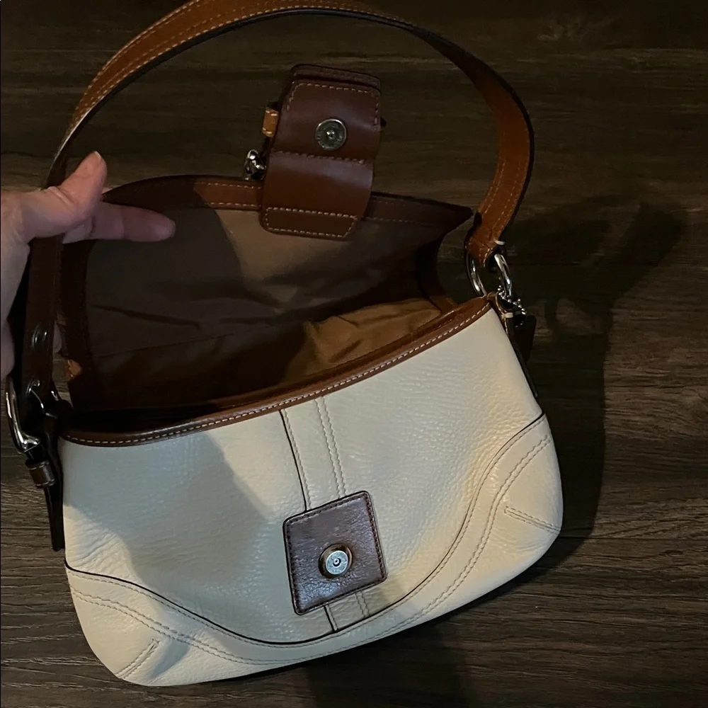 Coach Cream and Brown Leather Shoulder Bag in a good condition - Picture 4 of 4